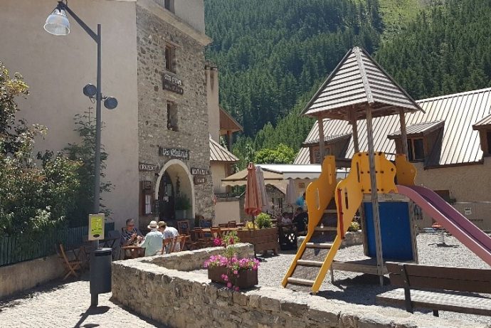 Gîte Terrasse Place du village Villar d’Arène